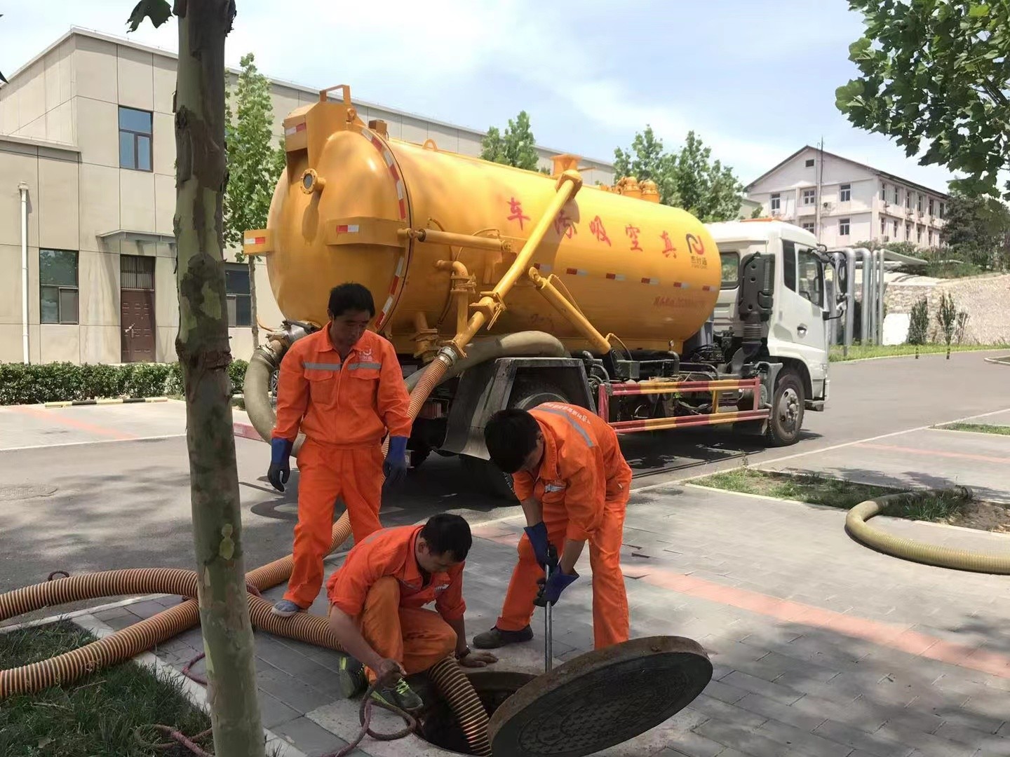 定兴管道疏通车停在窨井附近