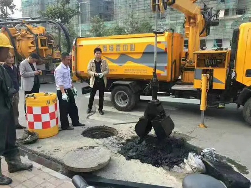 定兴街道：网格员化身“清道夫”，为民解忧疏通“堵心”化粪池
