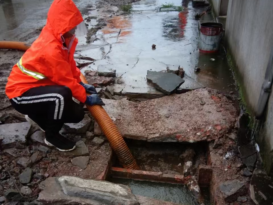 定兴专业清理污水池 炜誉市政以规范流程守护城市 “肠道”