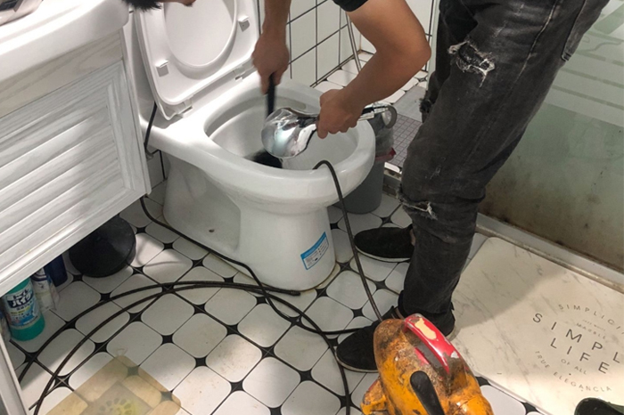 定兴马桶堵塞自己疏通还是找师傅?专业上门服务让你省时更省心