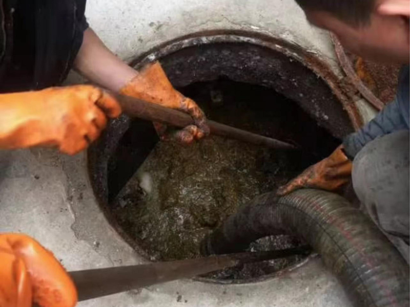 定兴清理化粪池时如何避免沼气的危害?